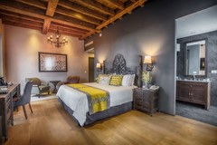 Jr. Suite con cama king vista al Zócalo